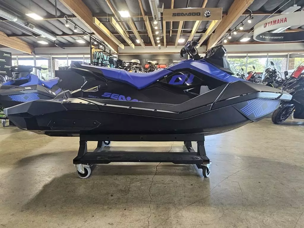 2023 Sea-Doo SPARK TRIXX 3up - Image 5